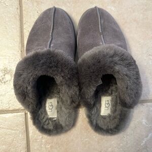 VGUC Ugg Scuffette Slippers in all Gray - women’s size 9